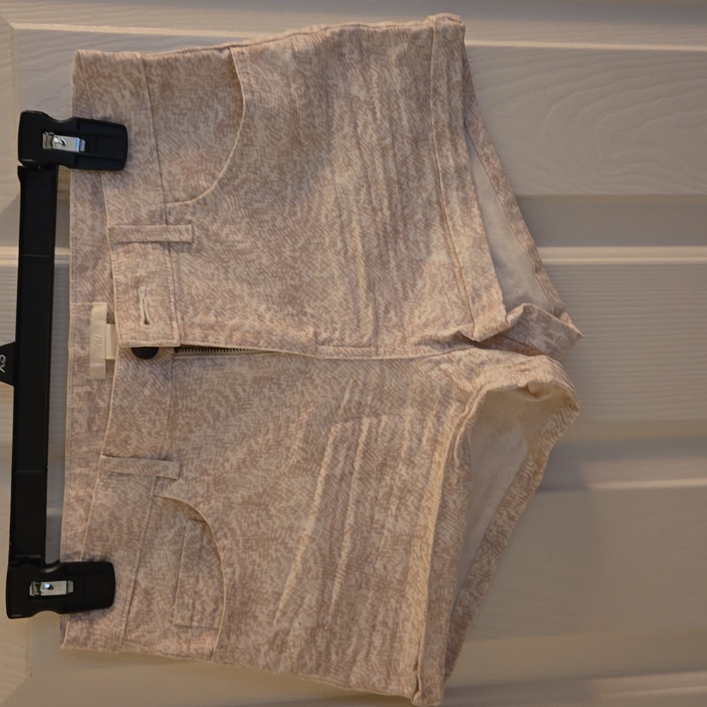 H&M Shorts. Size 4. Beige and White